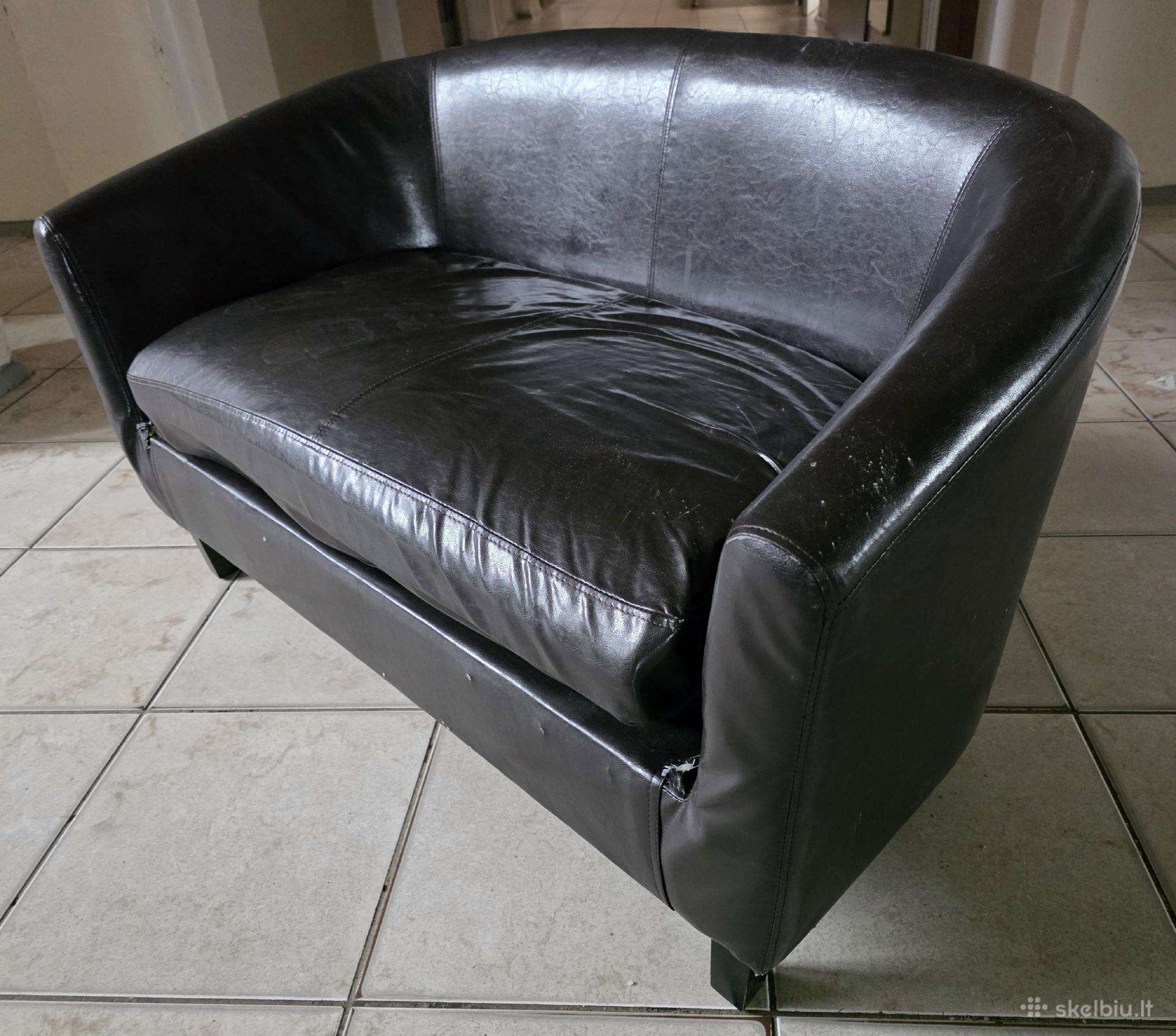 Odinė juoda sofa