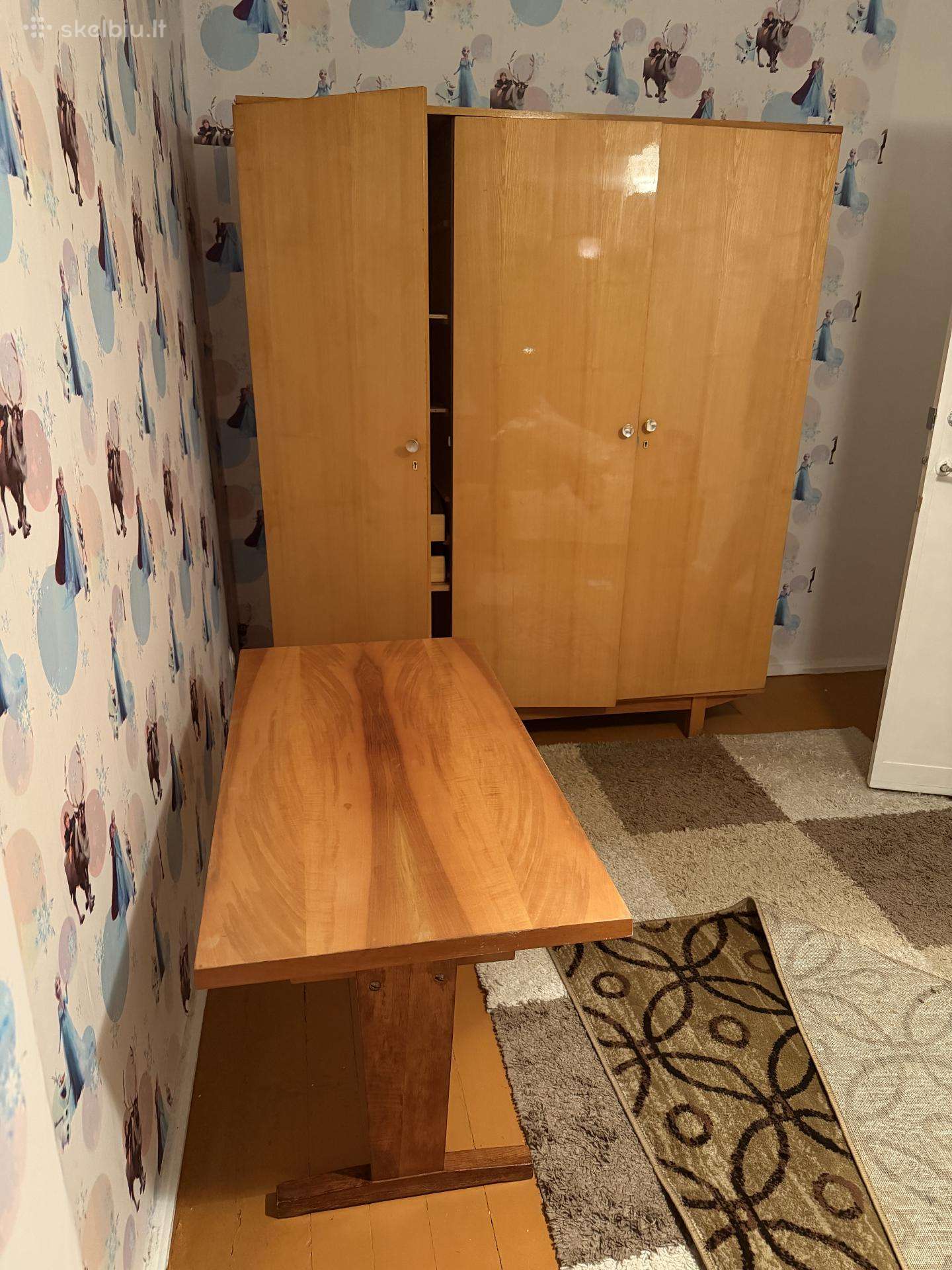 Atiduodame spintą ir stalą