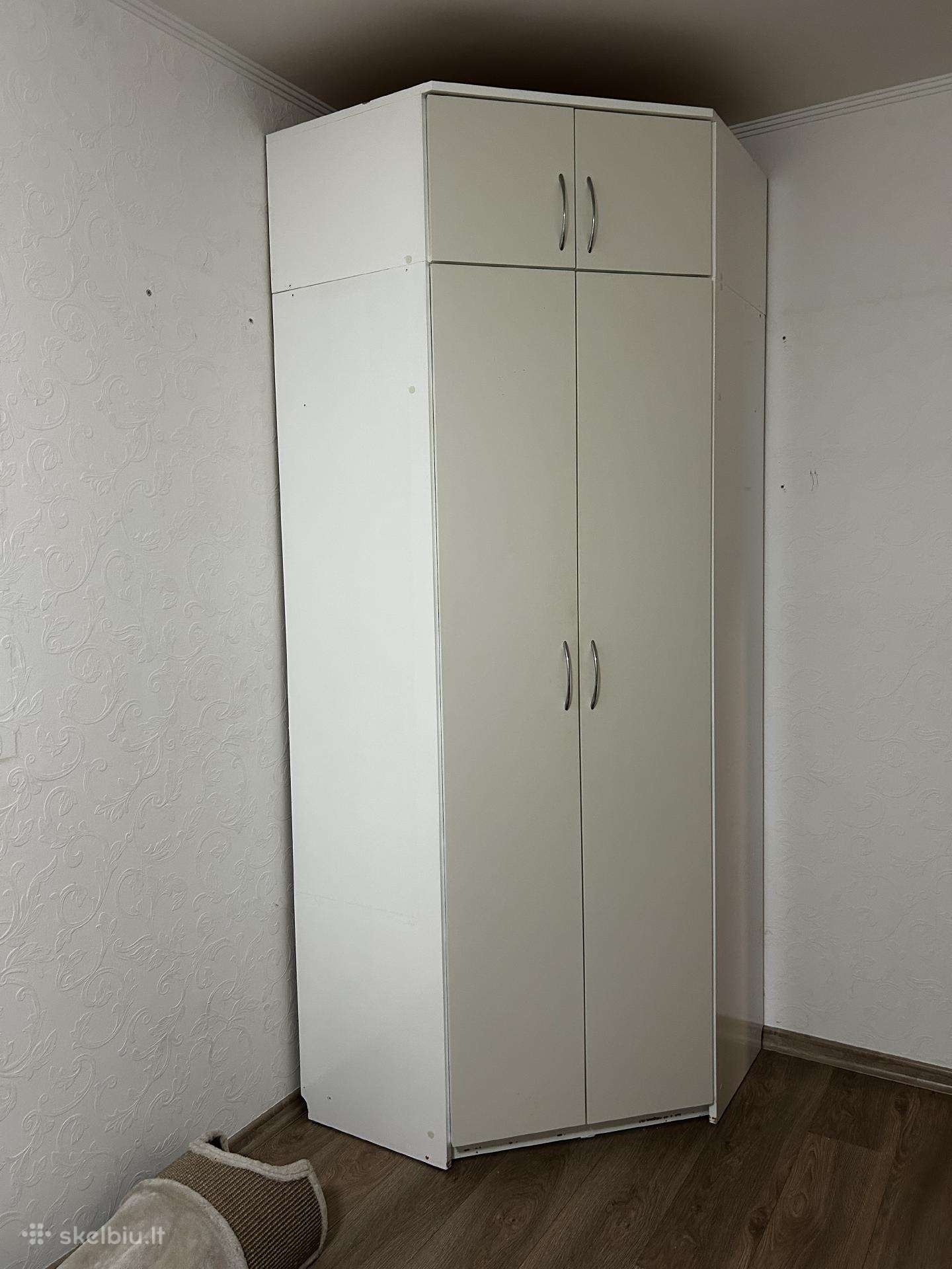 Dovanojama kampinė spinta