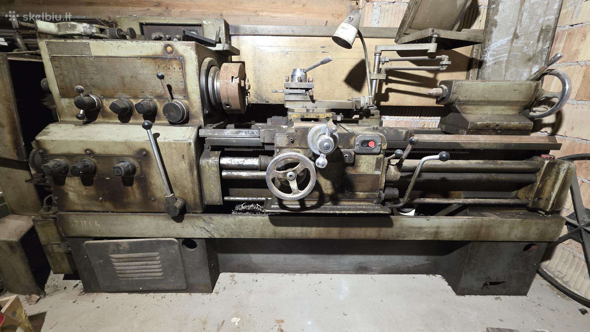 Metalo tekinimo staklės 16k20