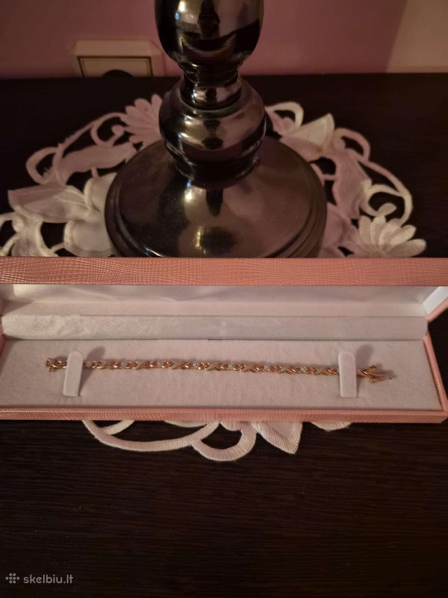 Auksinė apyrankė.