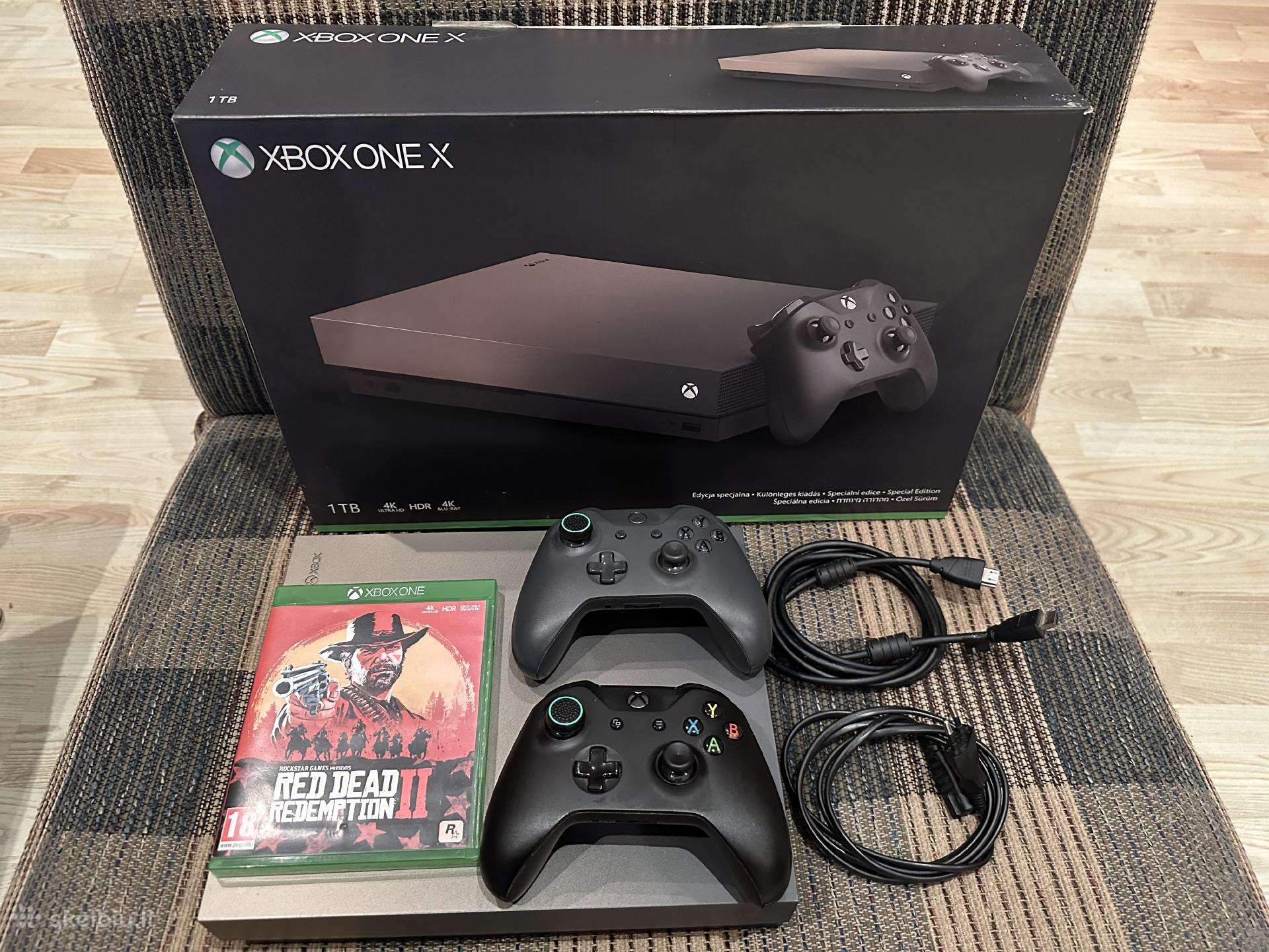 Xbox One X Special edition su dviem pulteliais