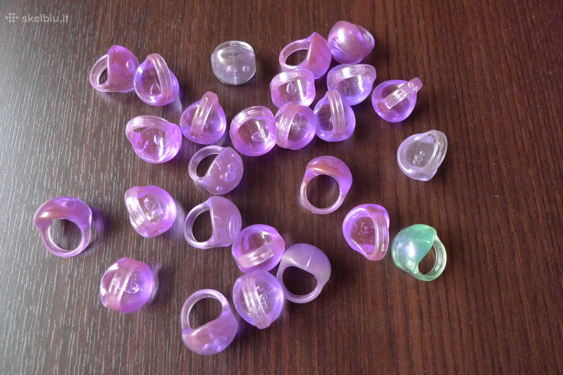 25 vienetai plastmasiniu ziedeliu uz viena kaina