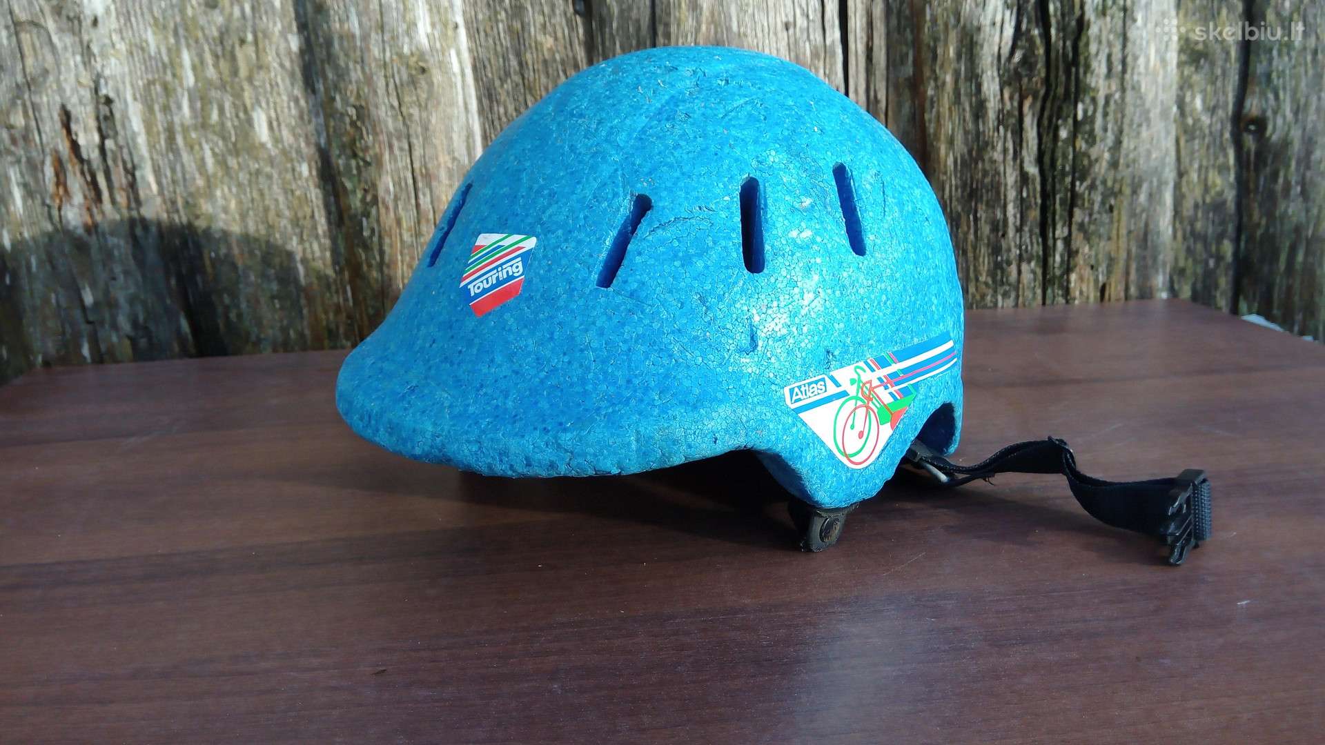 Šalmai . Saugokit galvas.